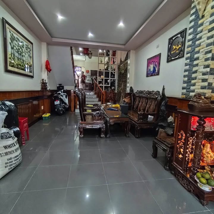 Nhà 3 tầng mặt tiền đường Thủy Xưởng, Nha Trang 72.1m² giá 9 tỷ - Dân cư đông đúc, gần biển!