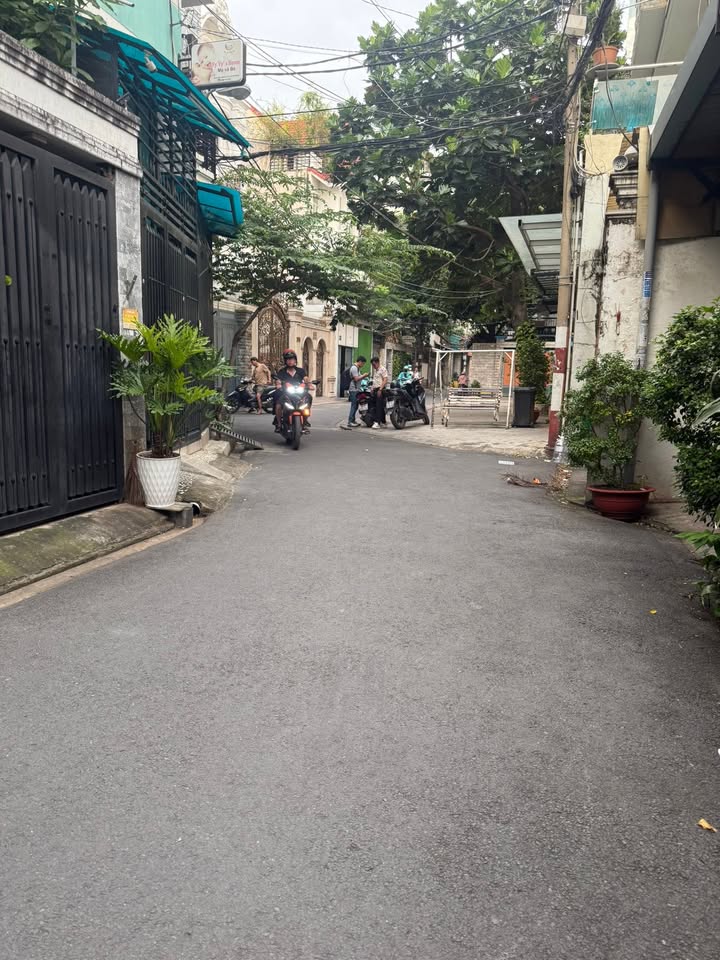 Nhà riêng 2 tầng Tân Bình 94m² giá 8.9 tỷ - Hẻm xe hơi, sát chợ!