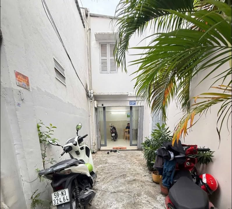 Nhà hẻm xe hơi 99m² Tân Bình giá 8.9 tỷ - Gần chợ và trường học!