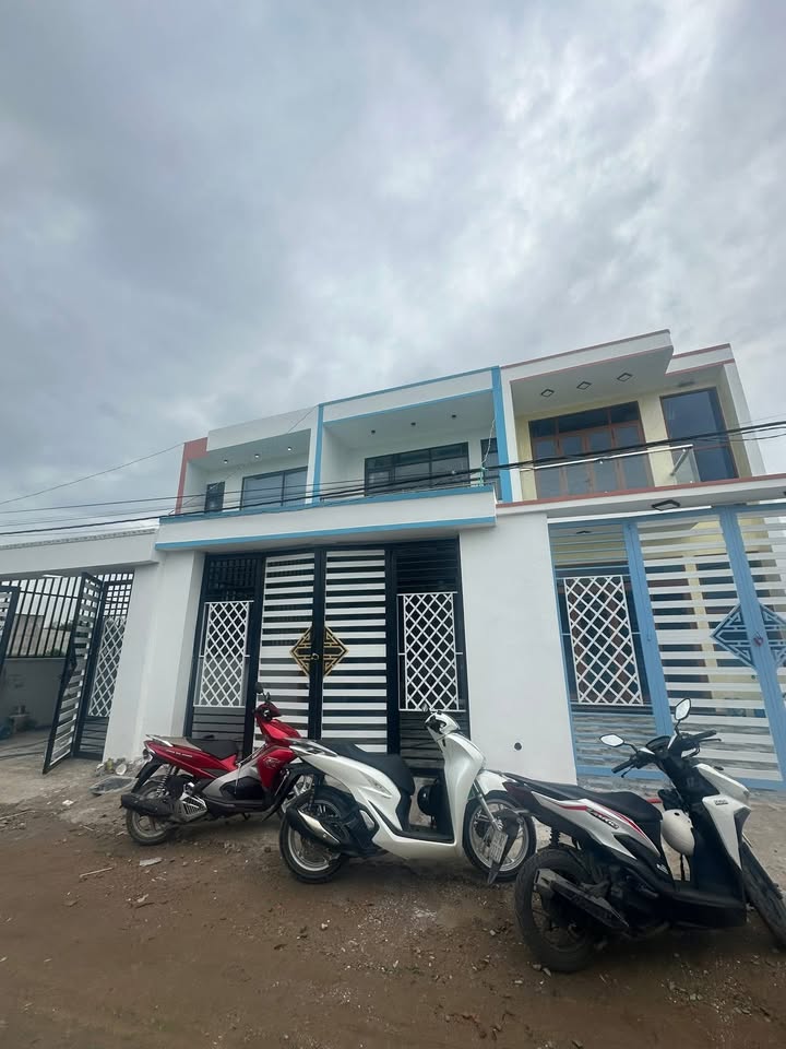 Nhà mặt tiền Long Hòa, Cần Đước 125m² giá 2.05 tỷ - Cơ hội hiếm có!