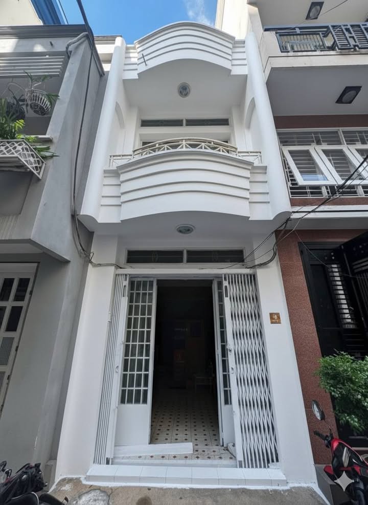 Nhà CMT8 41m² giá 8.7 tỷ - Hẻm ô tô 6m, vị trí đẹp quận 3!