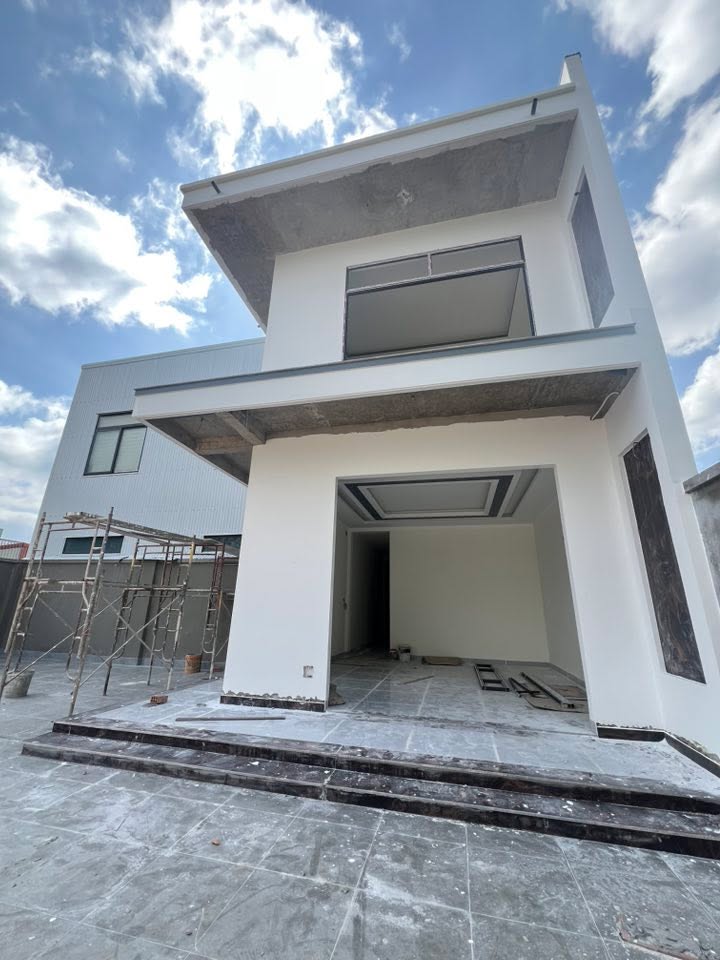 Nhà mặt tiền Võ Duy Dương, Pleiku 220m² giá 3.9 tỷ - Thiết kế tuyệt đẹp và sân vườn thoáng mát!