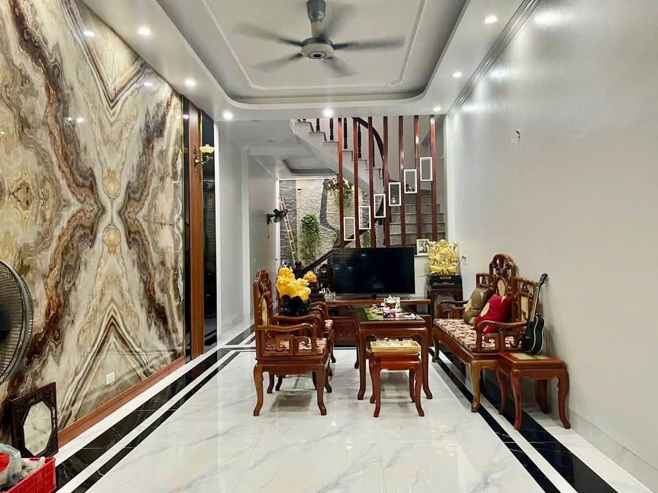 Nhà 3 tầng mặt đường Đinh Thị Vân - 63m² giá 5.2 tỷ - Kinh doanh thuận lợi!