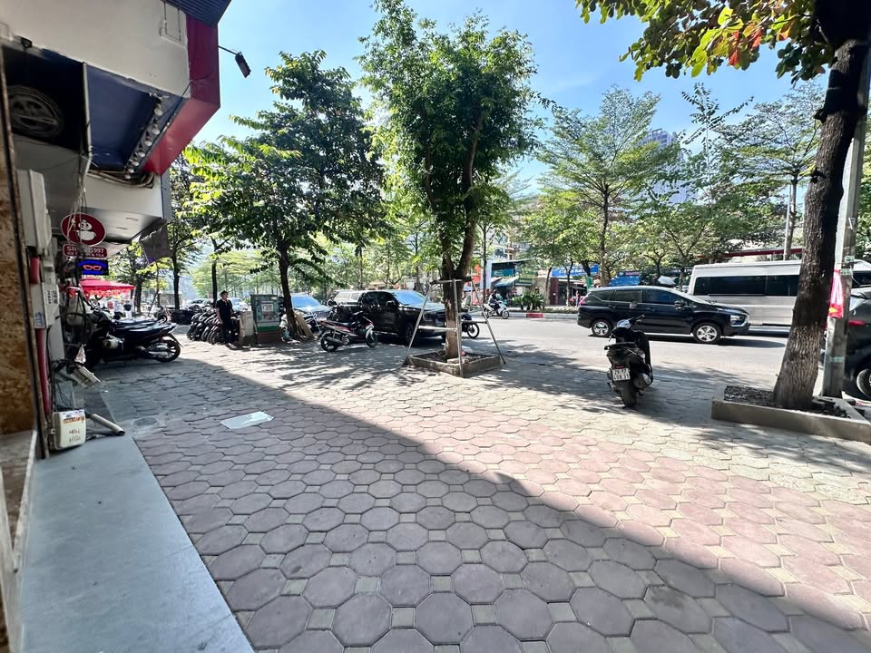 Cho thuê nguyên căn mặt tiền đường Nguyễn Phong Sắc, quận Cầu Giấy, 70m² giá 140 triệu - Vị trí đắc địa, kinh doanh thuận lợi!
