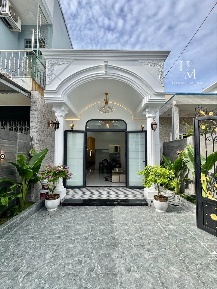 Nhà trung tâm P4 Mỹ Tho 100m² giá 3.2 tỷ - Phong cách tân cổ điển, nội thất đầy đủ!