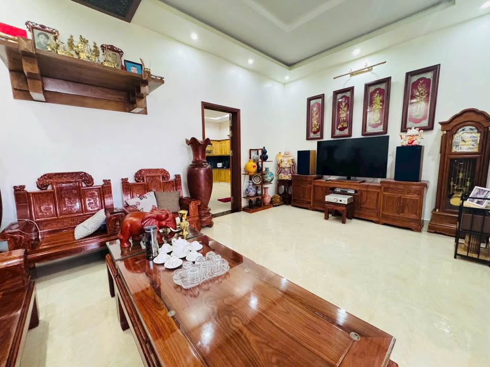 Nhà phố Trường Thi Cũ, Vinh 160m² giá 10 tỷ - Đường kinh doanh sầm uất!