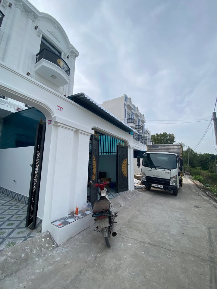 Nhà 2 lầu Tân Kim 100m² giá 2.7 tỷ - Thiết kế hiện đại, sẵn sàng ở ngay!