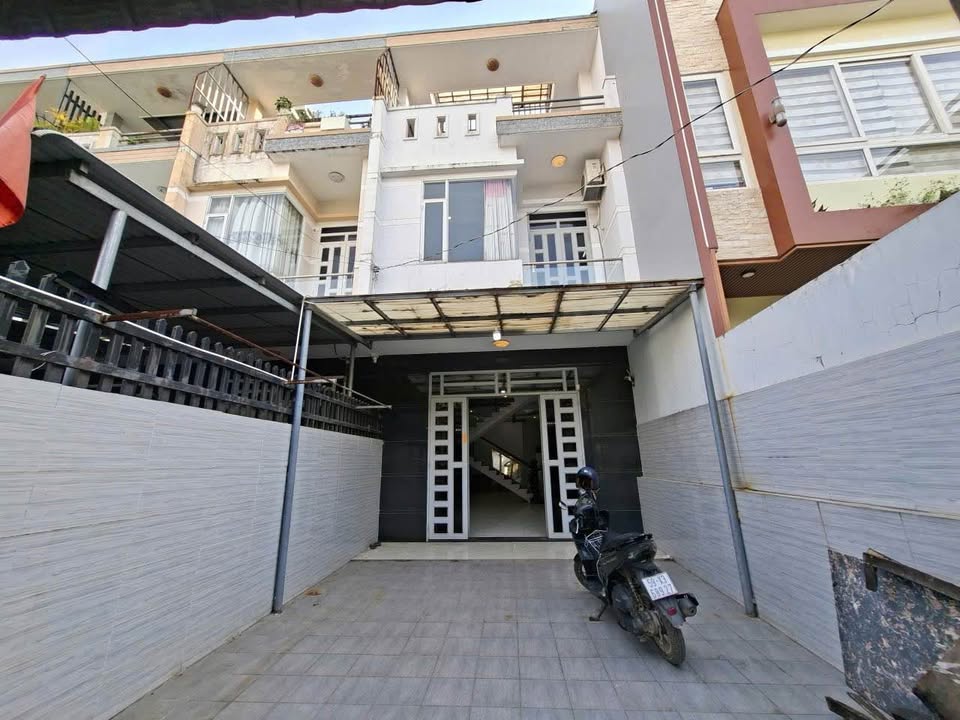 Nhà đẹp Phường Đông Hòa, Dĩ An 122m² giá 5.5 tỷ - Sổ hồng hoàn công!