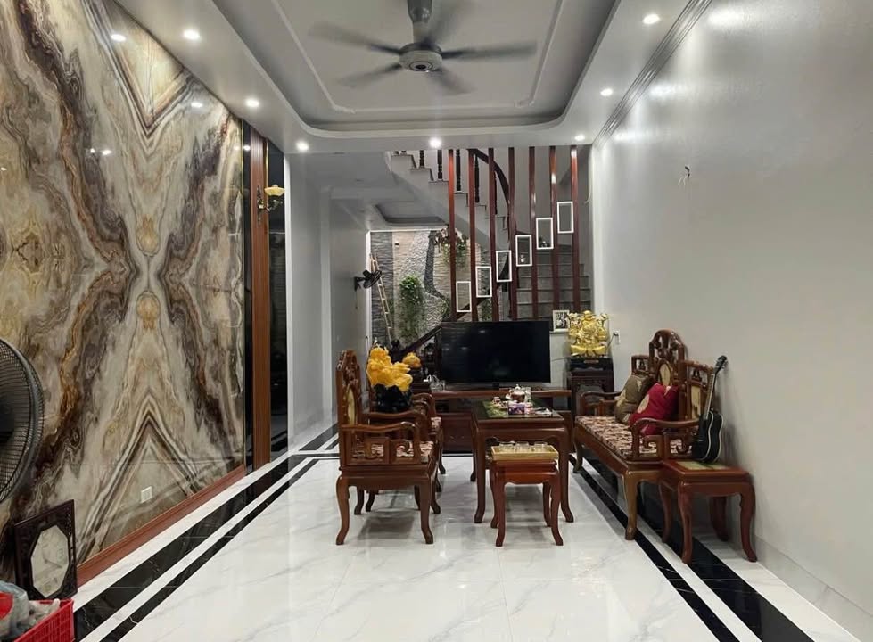 Nhà dân mặt đường Đinh Thị Vân, Nam Định 63m² giá 5.2 tỷ - Vị trí đắc địa gần chợ!