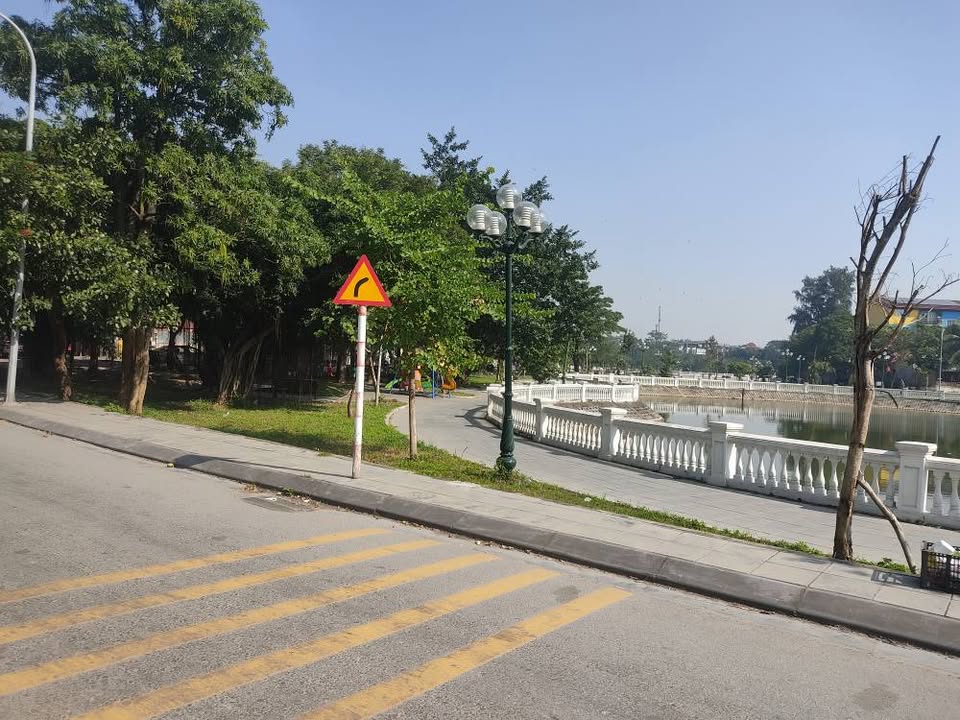 Đất nền Thạch Bàn Long Biên 40m² giá 7.38 tỷ - Sổ đỏ chính chủ, vị trí đẹp!