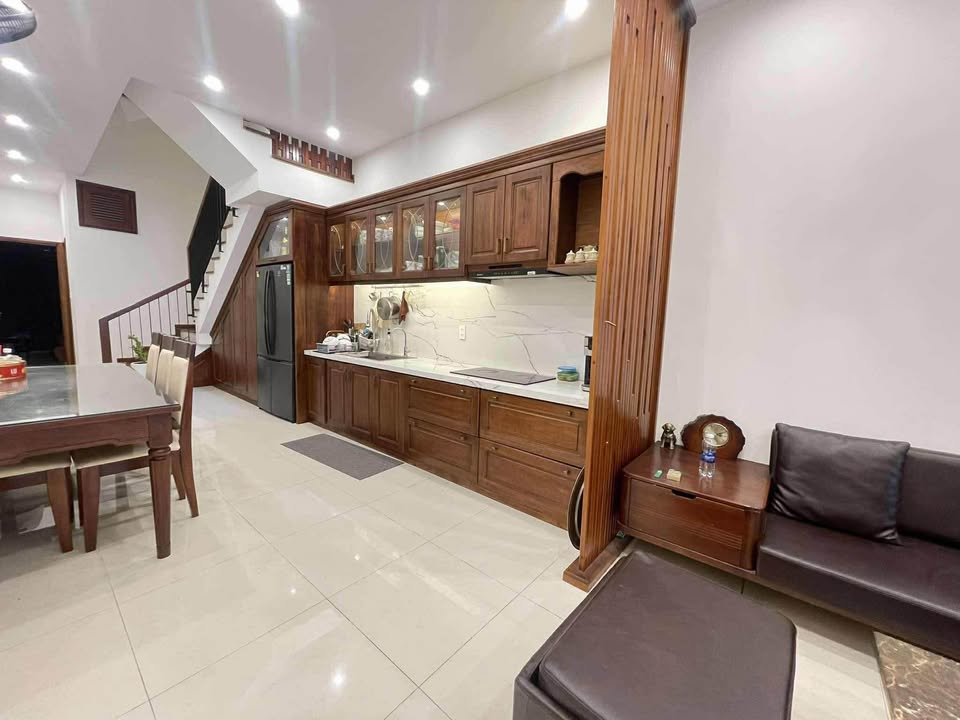 Nhà 4 tầng đường Phạm Cự Lượng, Đà Nẵng 75m² giá 11 tỷ - Gần biển Mỹ Khê!