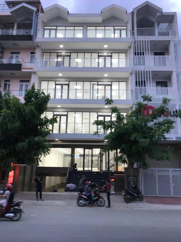 Cho thuê tòa nhà mặt tiền Nguyễn Thị Thập, Quận 7, 200m² - Mặt tiền lớn, lưu lượng xe cao!