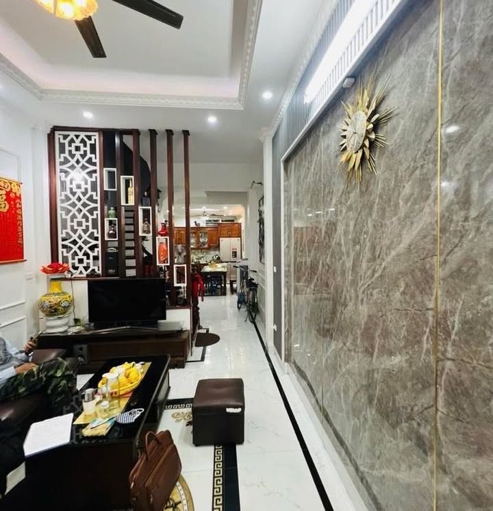 Nhà phố Hoàng Quốc Việt 40m² giá thỏa thuận - An sinh đỉnh, ô tô tránh nhau!