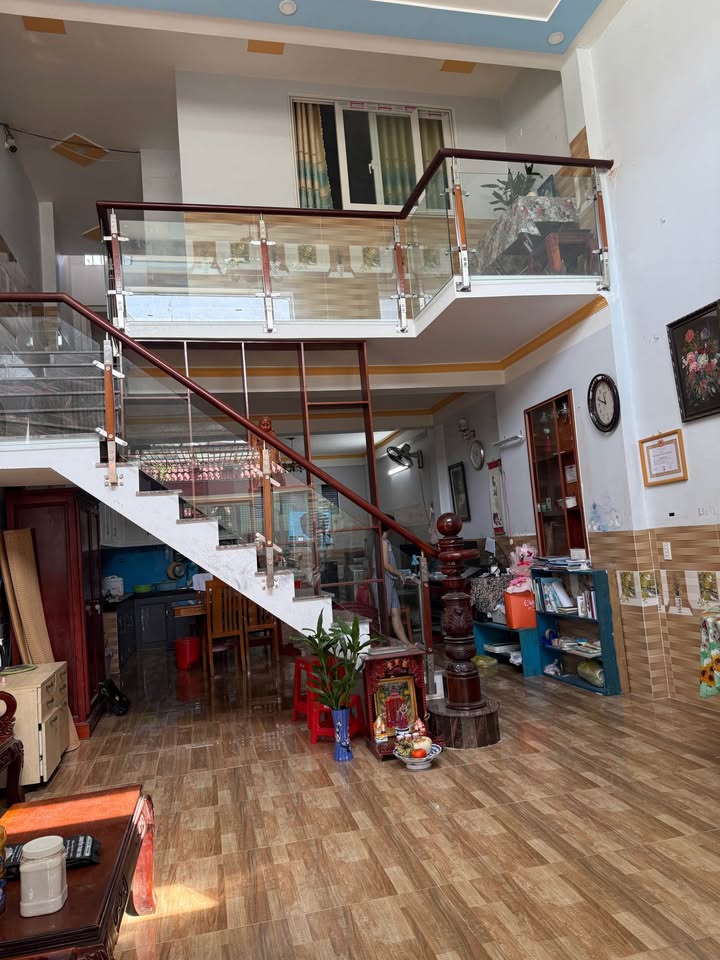 Nhà phố Tân Đông Hiệp, Dĩ An 115m² giá 4.1 tỷ - Đường thông, sân đậu ô tô