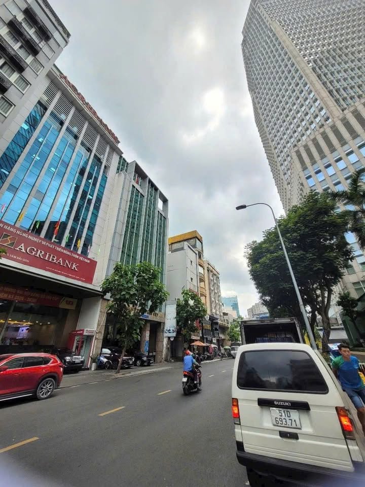 Khách sạn Mạc Thị Bưởi, Quận 1 - 82m² giá 180 tỷ - Đầu tư sinh lời ngay!