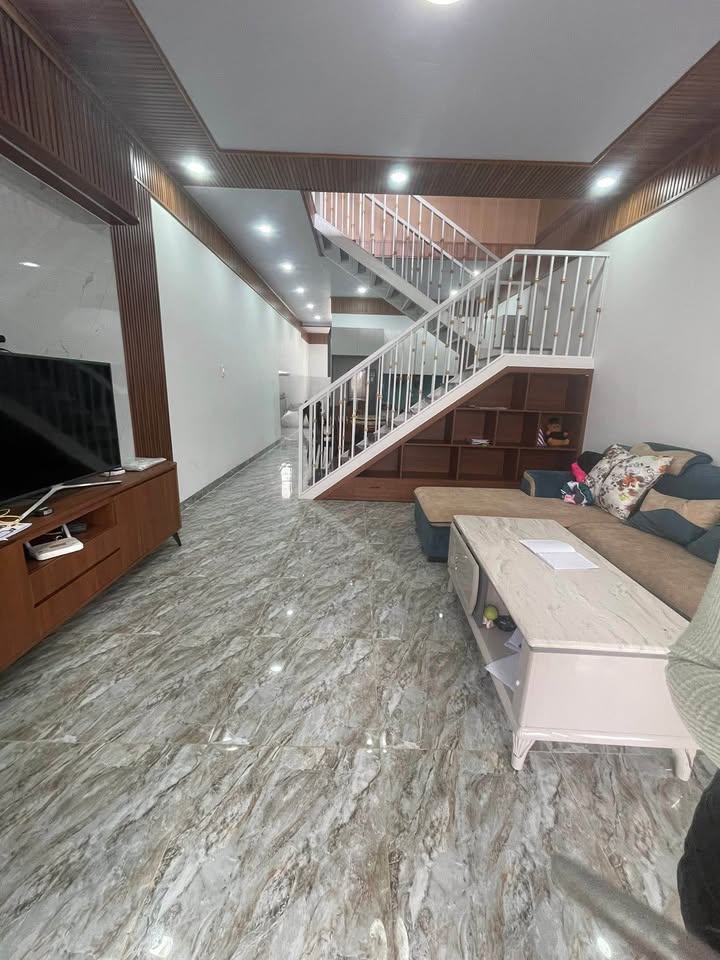 Nhà phố Đà Lạt 80m² giá 2.3 tỷ - Gần đường chính, ô tô vào tận sân!