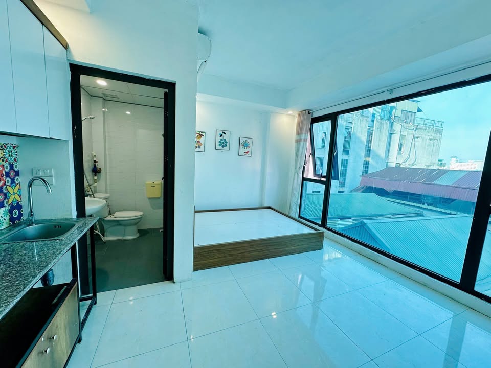 Phòng cho thuê tại Ngõ 150 Chùa Láng, Đống Đa, 28m² chỉ 5.3 triệu - Nội thất đầy đủ, giờ giấc tự do!