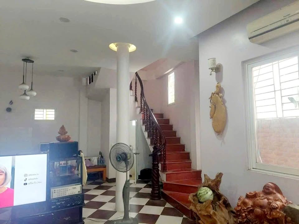 Nhà cho thuê Ngọc Thụy, Long Biên 3 tầng giá 7.5 triệu - Vị trí thuận lợi gần Học viện Hậu Cần!