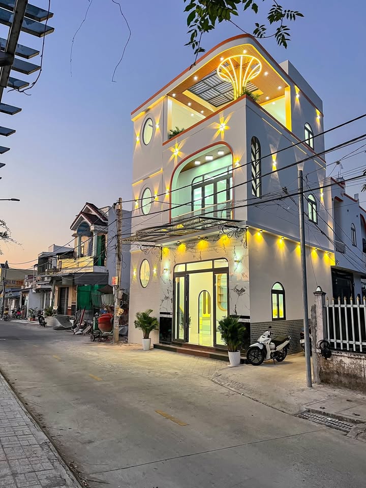 Nhà phố 3 tầng góc 2 mặt tiền bờ kè Cái Sơn, 63m² giá 4.95 tỷ - Nội thất đầy đủ!