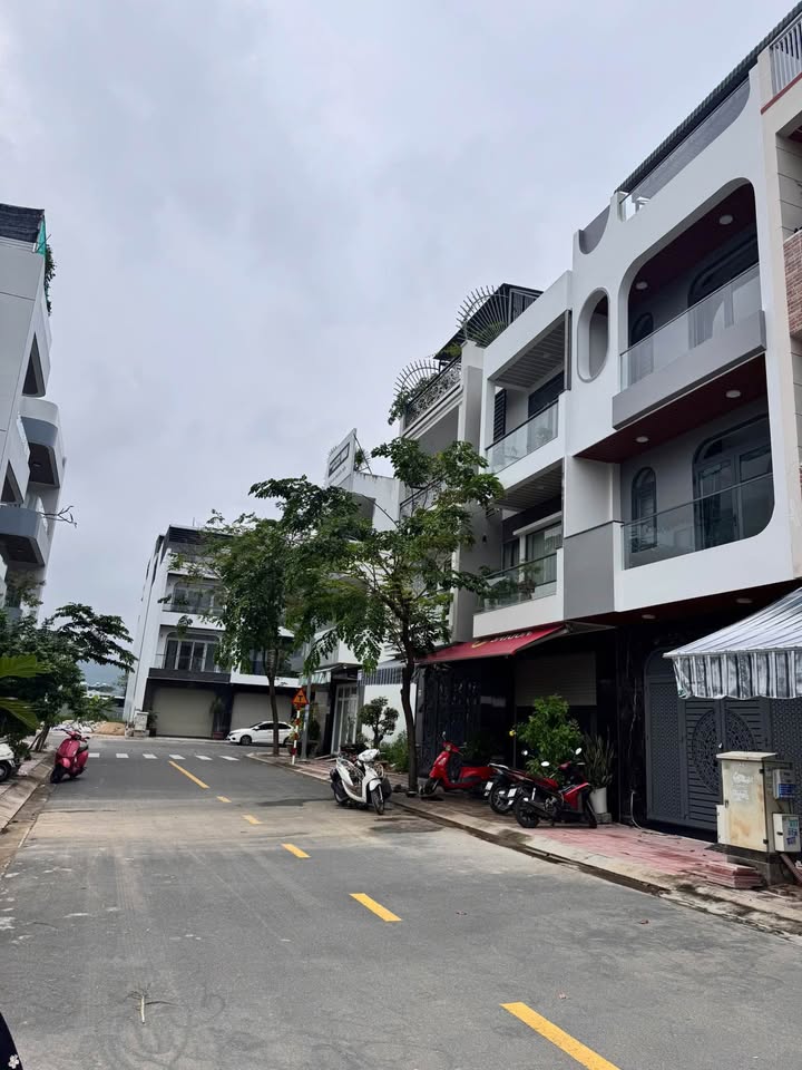Nhà phố 3 tầng đường 14A, phường Phước Hải, Nha Trang 80m² giá 8.8 tỷ - Full nội thất, thương lượng ngay!