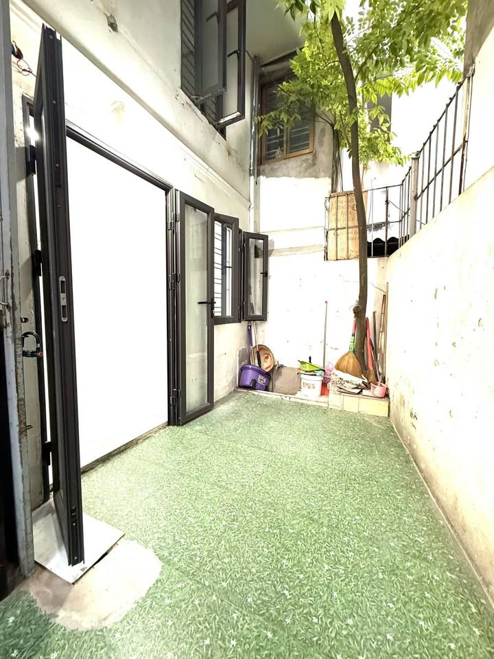 Nhà đẹp ngõ 280 Trần Nguyên Hãn 30m² giá 1.75 tỷ - Sân cổng riêng thoáng mát!