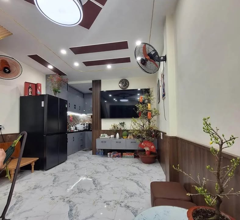 Nhà đẹp Dĩ An 40m² giá 1.35 tỷ - Bán gấp, nội thất đầy đủ!