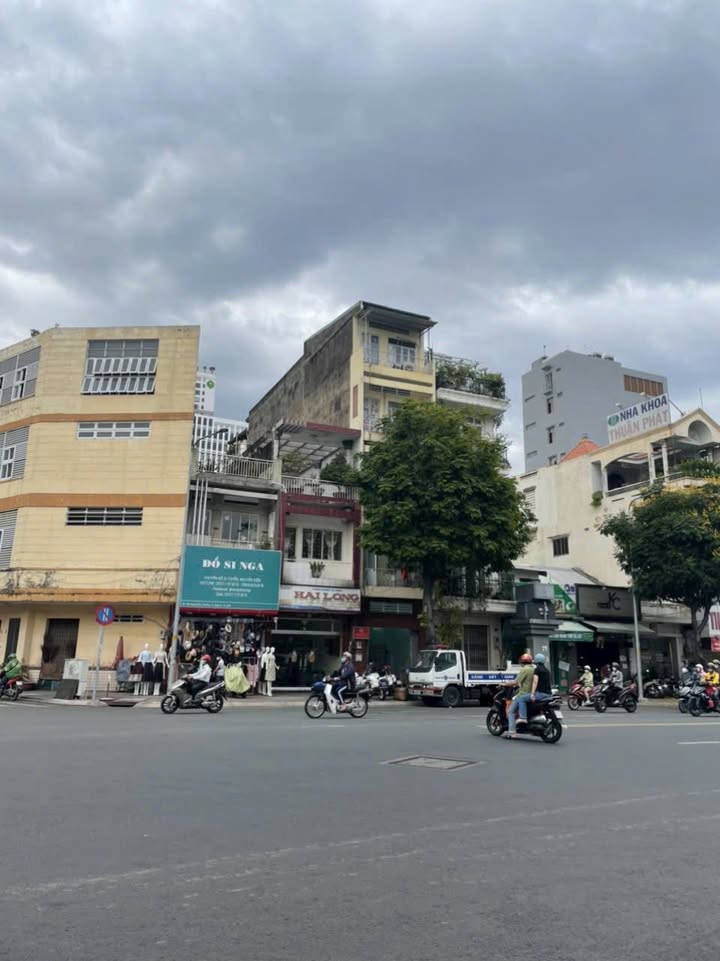 Nhà mặt tiền đường Hoàng Diệu, quận 4, diện tích 93.7m², giá 33 tỷ - Đầu tư sinh lời tuyệt vời!