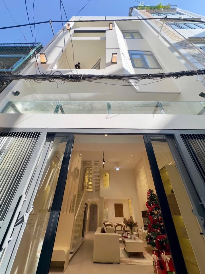 Nhà 5 tầng Lý Chính Thắng Quận 3 43.7m² giá 10.8 tỷ - Sát mặt tiền, tiện ích đầy đủ!