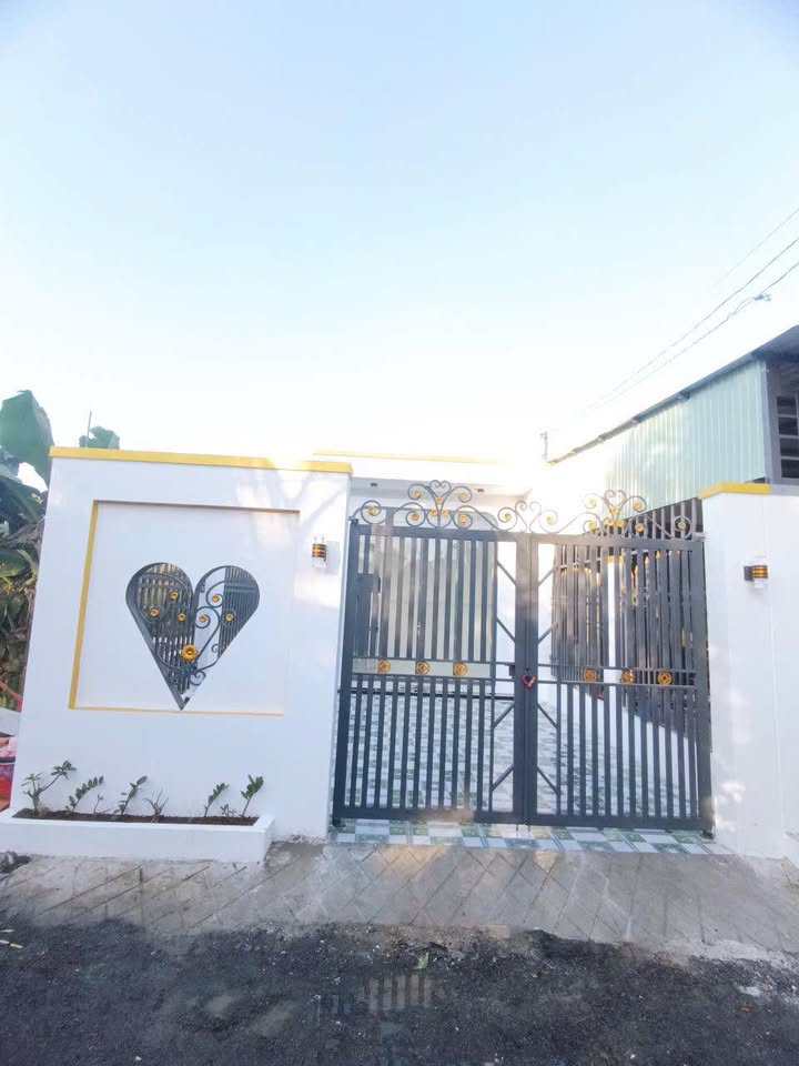 Nhà vừa hoàn thiện tại Trường An, Hòa Thành 125m² giá chỉ 980 triệu - Sổ hồng đầy đủ!