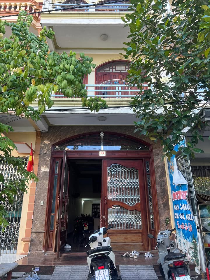 Nhà 3 tầng Móng Cái 90m² giá thỏa thuận - Vị trí đắc địa, tiềm năng sinh lời cao!