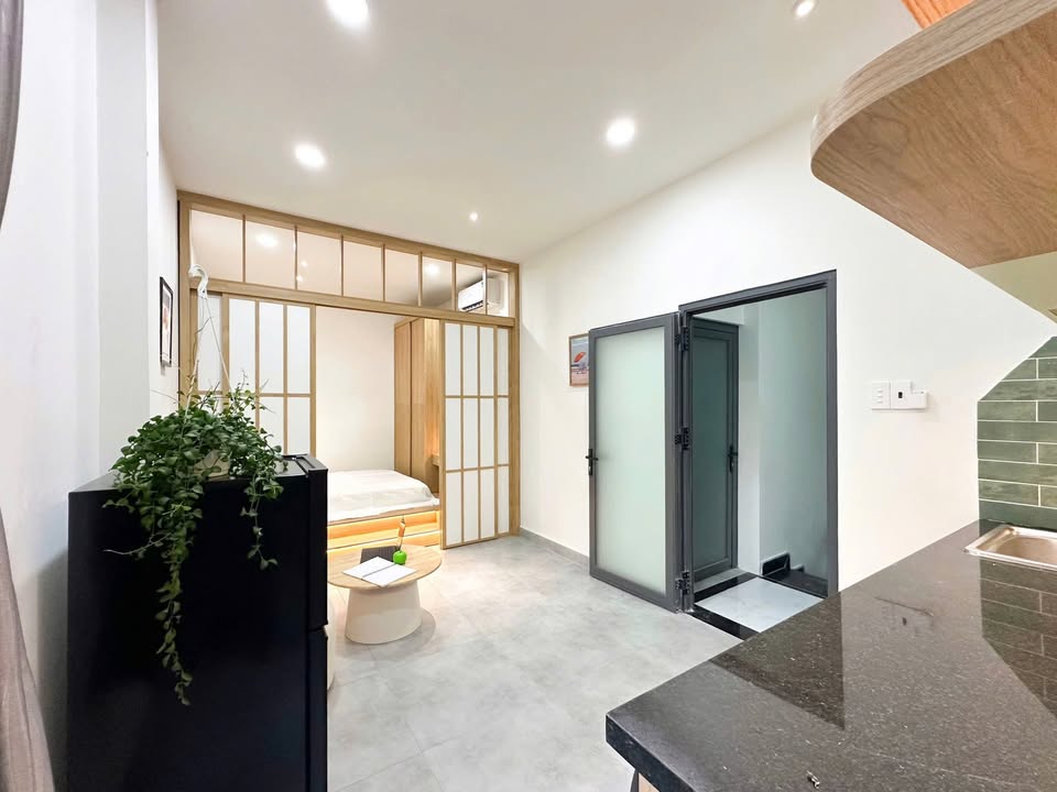 Phòng ngủ tách bếp Lạc Long Quân 30m² - Nội thất cao cấp, giá thỏa thuận!