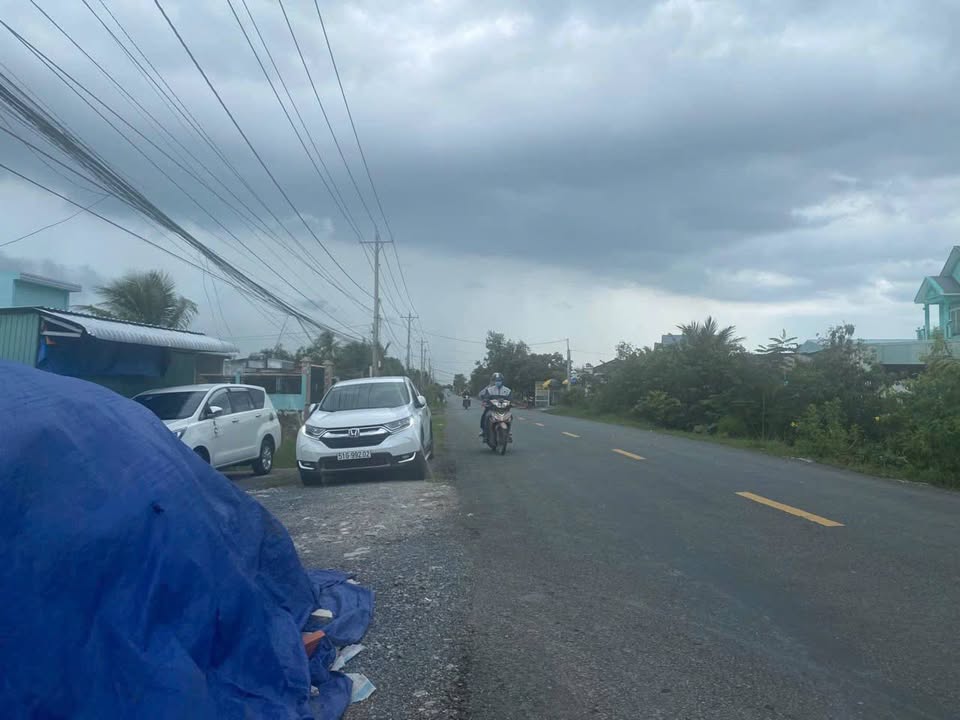 Đất vườn mặt tiền kênh xã Thạnh Hoà, Bến Lức 2044m² giá 2.2 tỷ - Cơ hội đầu tư tuyệt vời!