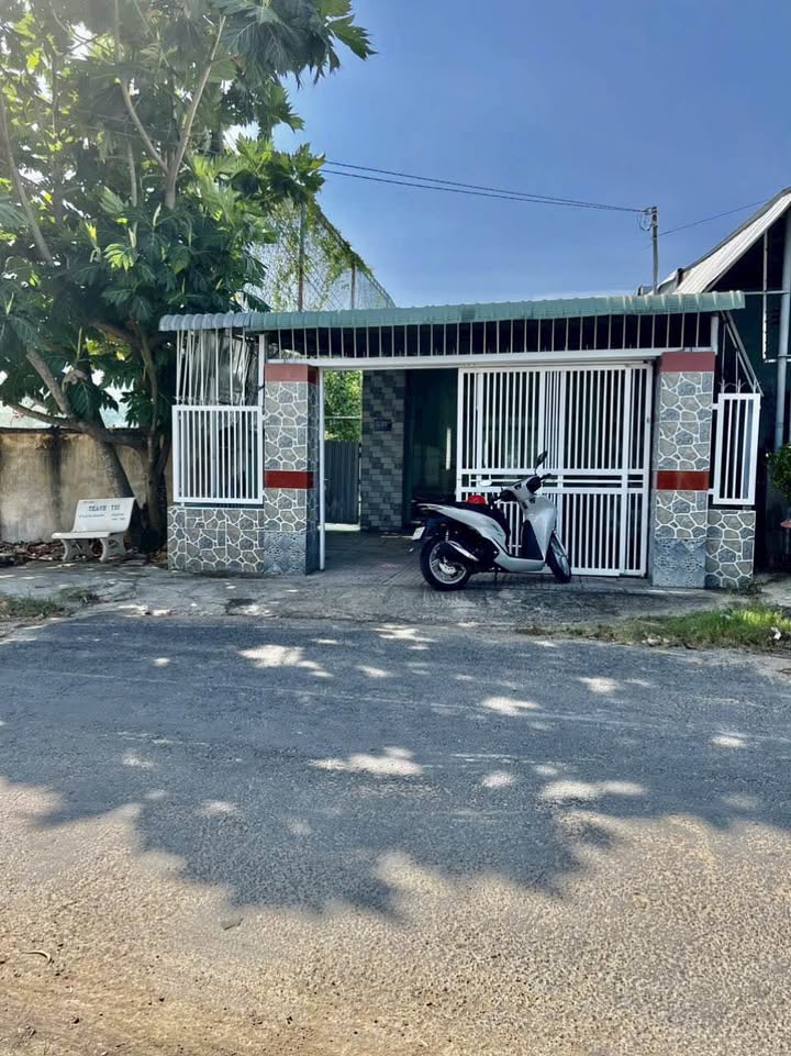 Nhà mặt tiền cho thuê đường Hoàng Hoa Thám, Vĩnh Long 260m² - Vị trí đẹp, thuận tiện kinh doanh!