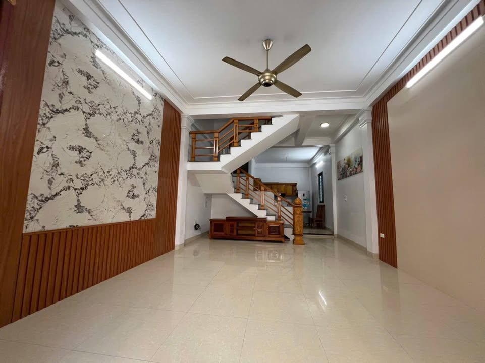 Nhà 3 tầng mặt tiền Đường Trần Bình Trọng 59m² giá 3.75 tỷ - Gần chợ Đông Thành!