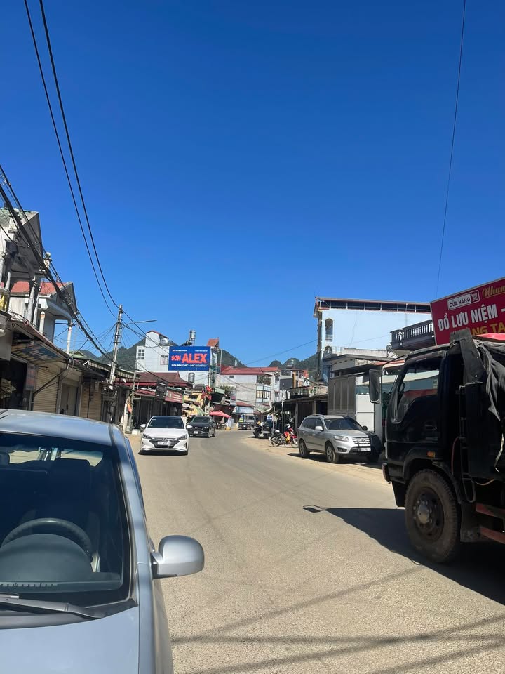 Nhà phố mặt tiền Lò Văn Giá, Mộc Châu 104m² giá 6 tỷ - Địa điểm kinh doanh sầm uất!