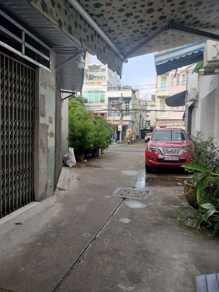 Nhà riêng Hẻm xe hơi Lạc Long Quân, Quận 11 - 24.75m² giá 4 tỷ - Gần Đầm Sen!