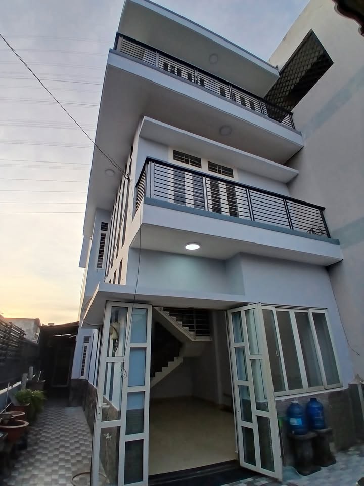 Nhà mặt tiền 3 tầng Đông Thạnh Hóc Môn 103m² giá chỉ 5.2 tỷ - Sẵn sàng vào ở ngay!