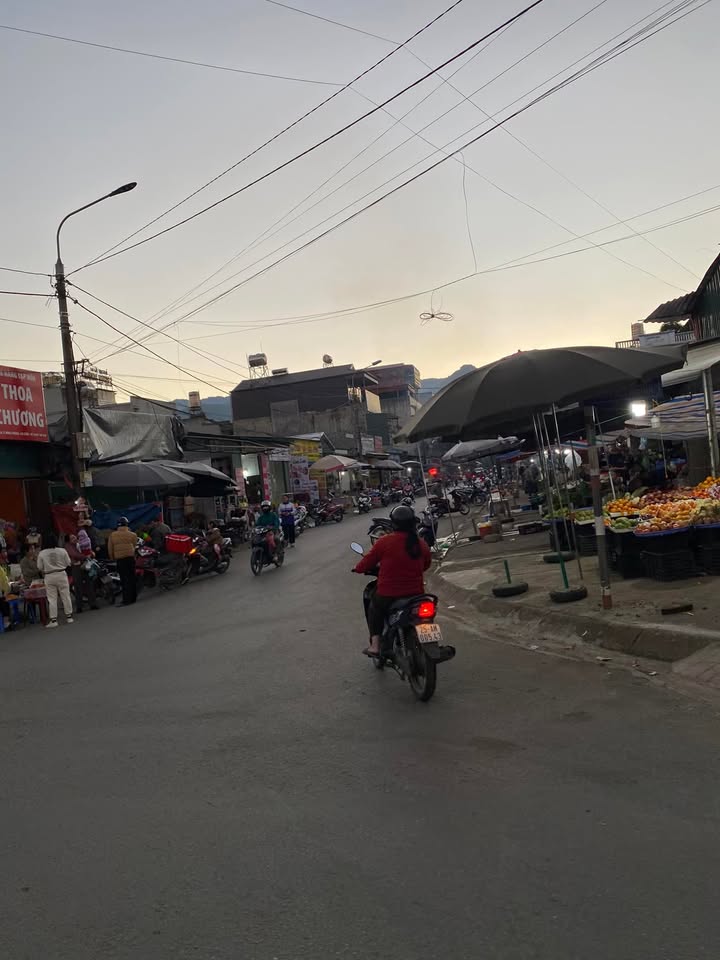 Đất nền chính chủ Phường Tân Phong, Lai Châu 105m² giá 1 tỷ - Vị trí đắc địa gần chợ và trường học!