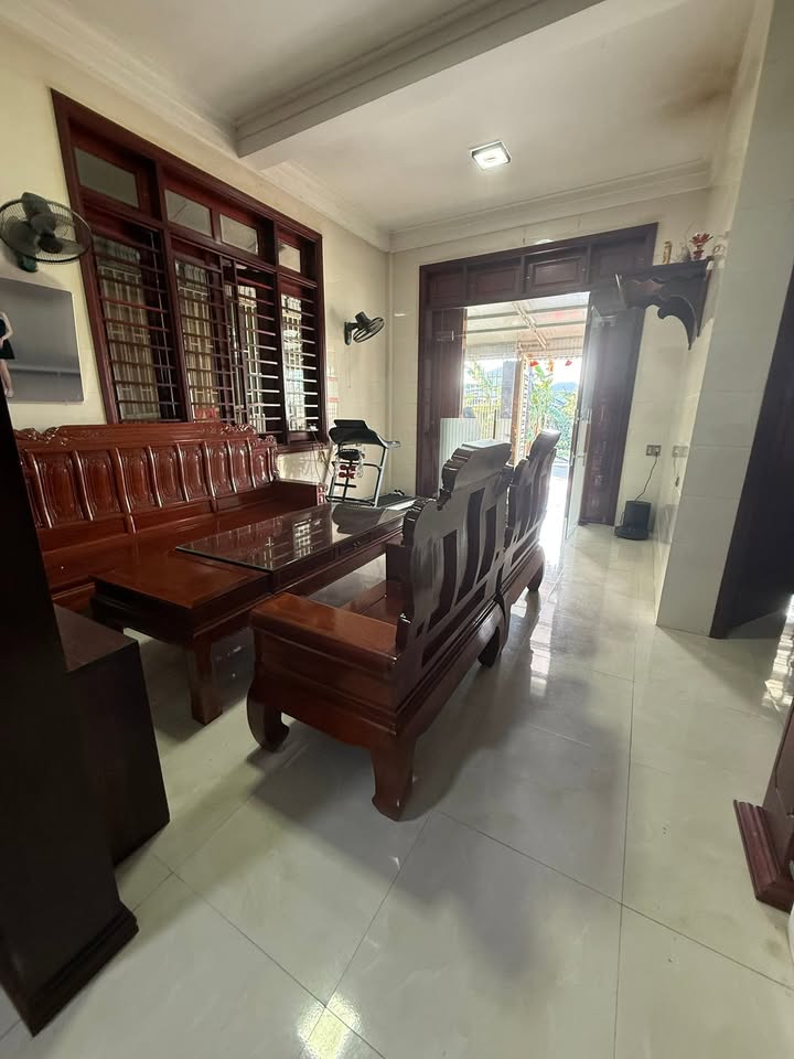 Nhà kiên cố 1.5 tầng Phường Văn Yên 180m² Giá 3 tỷ - Gần chợ, trường học!