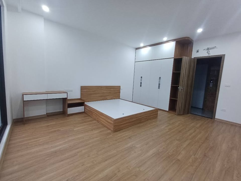 Nhà 6 tầng Thạch Bàn, 40m² - Thiết kế hiện đại, giao thông thuận tiện!