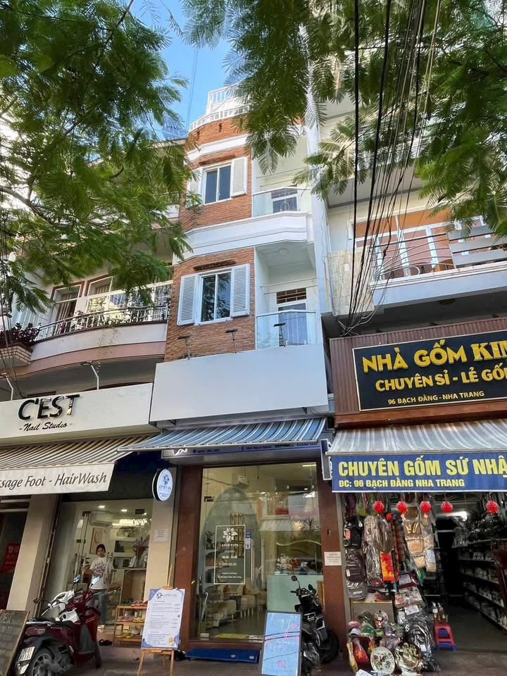 Nhà 4 tầng mặt tiền đường Bạch Đằng, Nha Trang 64m² giá 13.5 tỷ - Đầu tư sinh lời ngay!