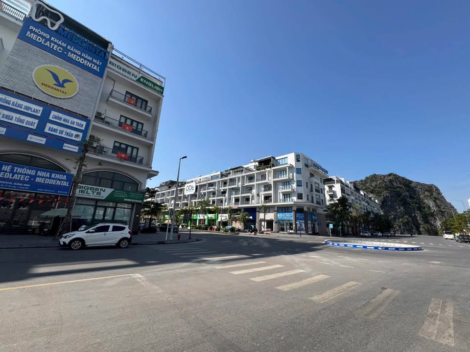 Shophouse Monbay Hạ Long 126m² giá 33 tỷ - Có thang máy, gần trường chuyên!