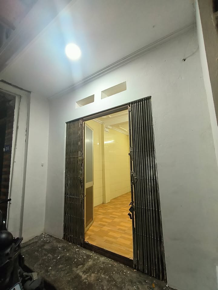Nhà riêng cho thuê tại ngõ 591 Hoàng Hoa Thám, Ba Đình 30m² - Nhà mới sửa đẹp, giá 8.5 triệu!