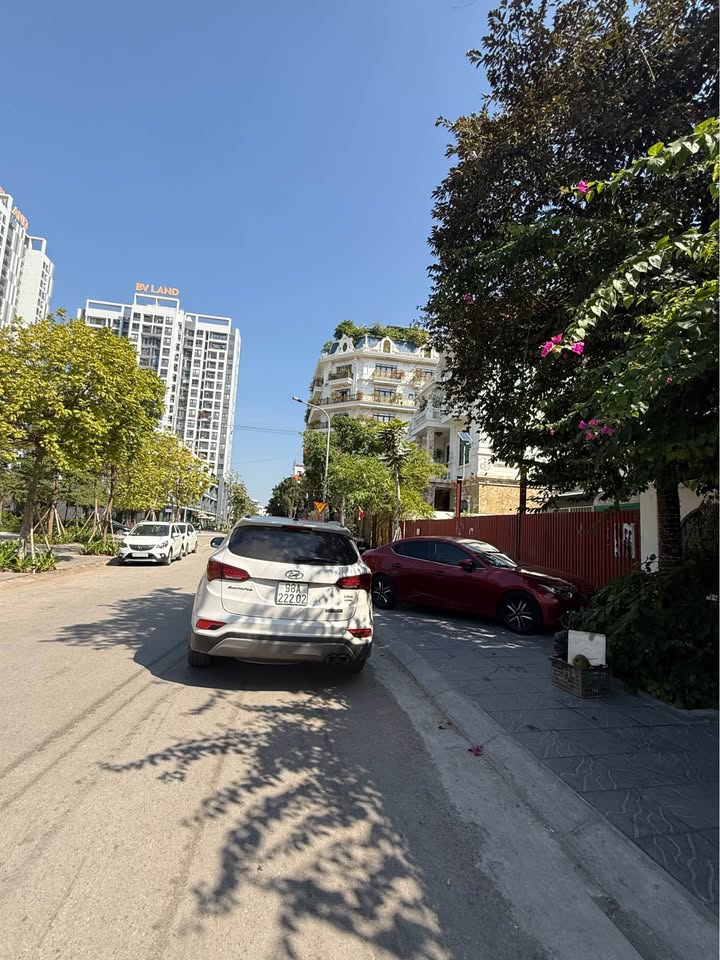 Bán nhà phố Diamond Hill Bắc Giang 284m² giá 30 tỷ - Vị trí đắc địa nhìn hồ!