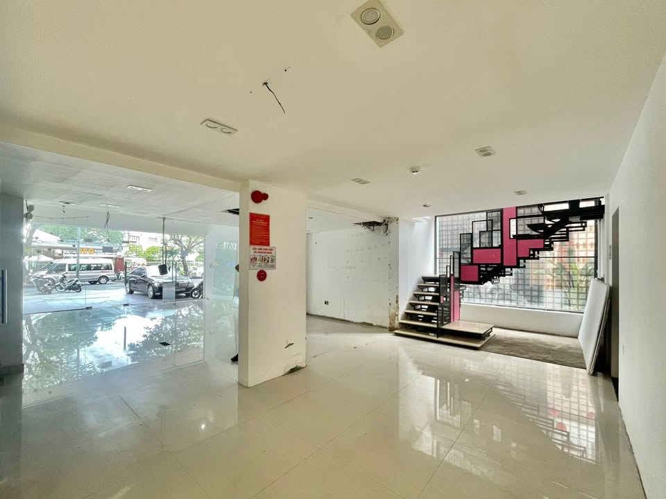 Cho thuê mặt bằng 2 tầng mặt tiền Lê Lợi TP Huế 300m² - Phù hợp ngân hàng, showroom, văn phòng!