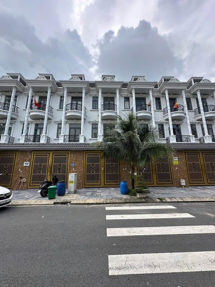 Nhà phố đường Nguyễn Thị Khắp Dĩ An 68m² giá 4.95 tỷ - Sổ hồng chính chủ, thiết kế hiện đại!