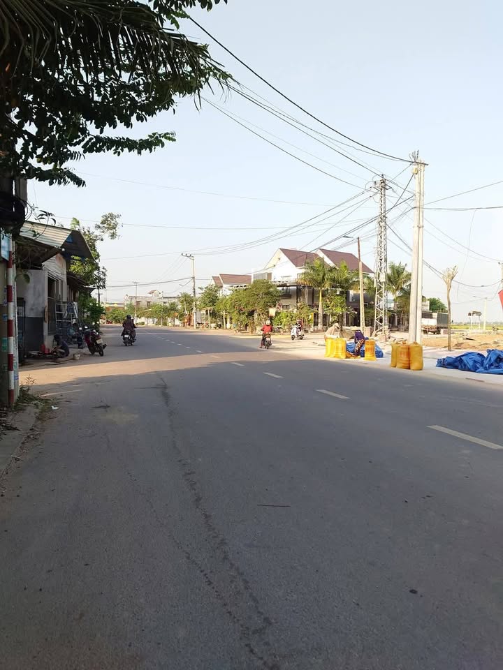 Nhà mặt tiền ĐT638, Nhơn Lộc, 125m² giá 1.3 tỷ - Khu dân cư đông đúc!