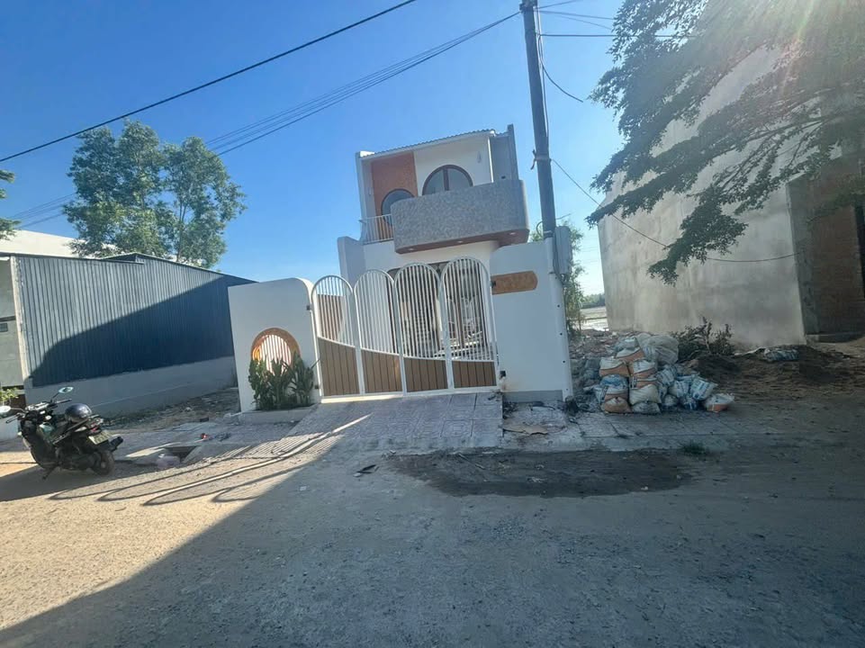 Nhà đẹp mới 100% Tân Hạnh Vĩnh Long 126m² giá 2.69 tỷ - Sở hữu ngay!