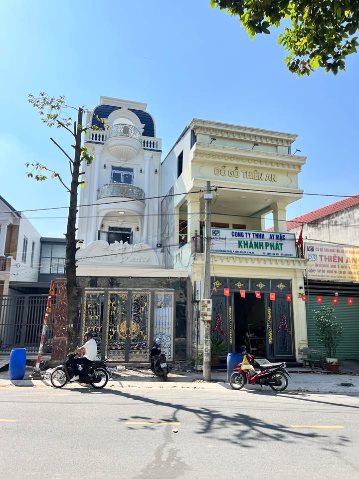 Bán nhà mặt tiền Đông Hòa, Dĩ An 100m² giá 8.3 tỷ - Nội thất cao cấp, vị trí đắc địa!