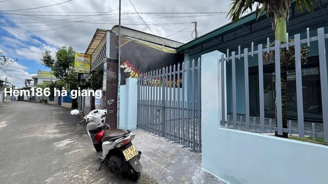 Nhà cấp 4 hẻm 186 Hà Giang Bảo Lộc 180m² giá 3.1 tỷ - Sân ô tô thoải mái!